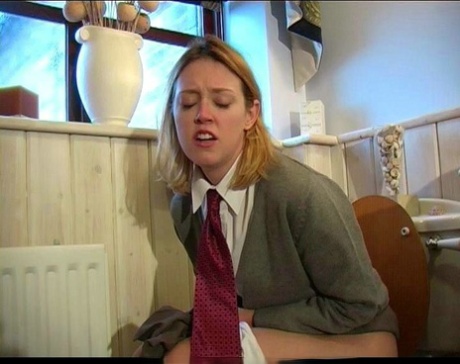 Плохо ведущие себя ученицы получают жестокую взбучку от учительницы 6