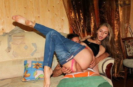 Любительская цыпочка занимается жестким аналом на футоне в позе раком 14