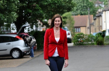 Высокая женщина одевает девочку в школьную одежду перед лесбийским сексом 1