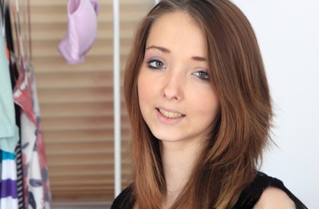 Симпатичная молоденькая Баффи раскрывает свои гигантские сиськи перед тем, как раздвинуть свою киску 2