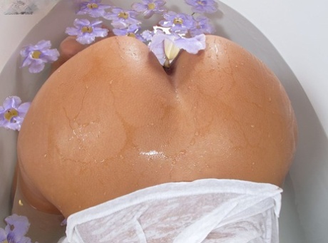 Эротическая шлюха Луна Стар в сексуальных трусиках ласкает мокрую киску и играет в ванне 11