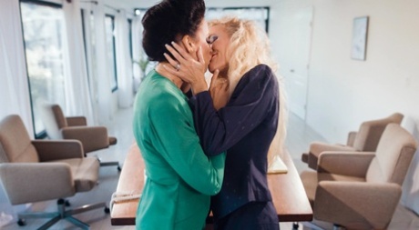 Офисные работницы Рейган Фокс и Брэнди любят раздеваться для лесбийского секса на работе 6